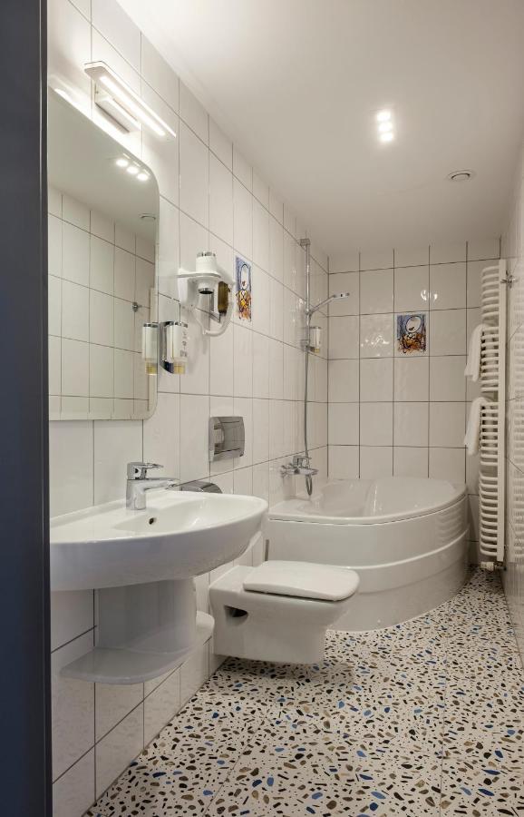 Hotel H12**** クラクフ エクステリア 写真